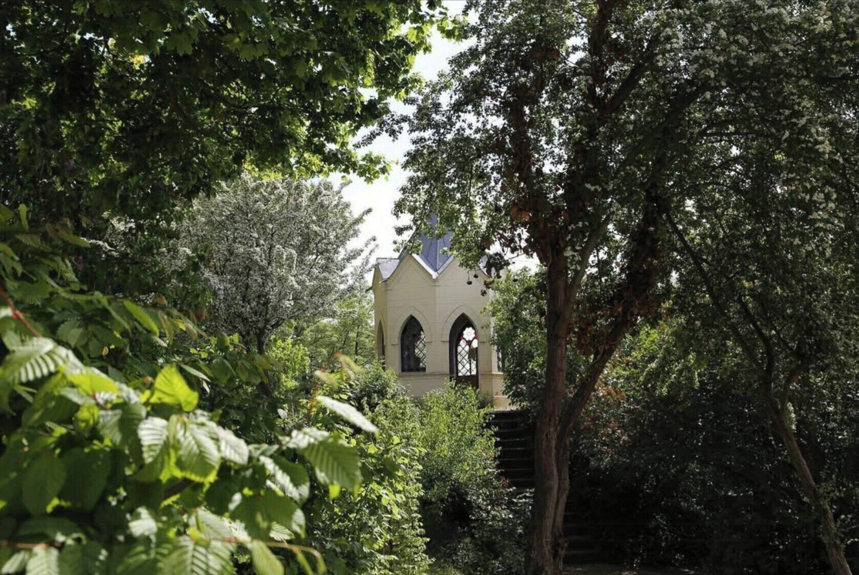 Een afgelegen kerk omringd door dichte begroeiing.