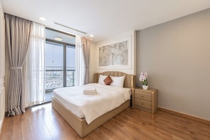 Apartamento família, 3 quartos, sacada | Escrivaninha, cortinas blackout, quartos à prova de som