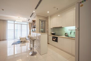 Apartamento família, 3 quartos, sacada | Área de estar | TV de tela plana 42 polegadas com canais digitais