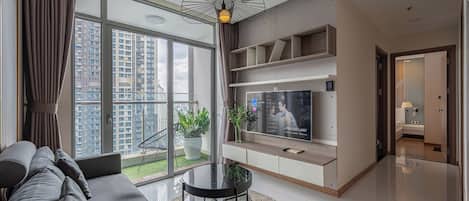 Appartement Deluxe, 2 chambres, balcon | Aire de séjour | Téléviseur à écran plat de 42 po avec télévision numérique