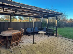 Outdoor dining - Newly renovated house near beach in Hornbæk (Hornbæk)