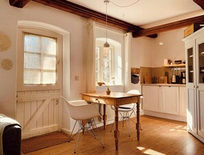 Dining - Charming garden apartment in an old thatched house (Steinberg)