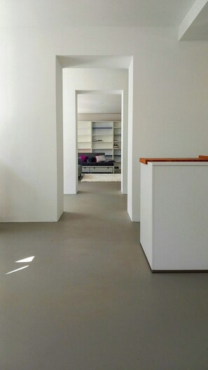 Een kamer met een bed, een bureau en een kledingkast.