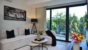 A modern living room with a sofa, a coffee table, a lamp, and a painting on the wall. - Hayce Residence Nyali (Mombasa)