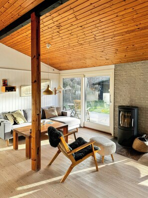 TV, fireplace - Charming family summerhouse near the beach (Højby)