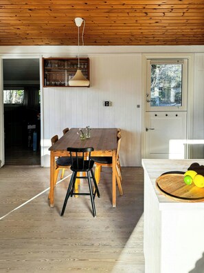 Dining - Charming family summerhouse near the beach (Højby)
