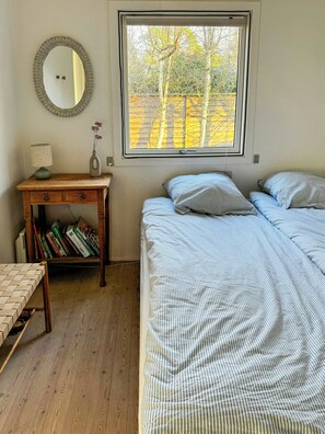 Desk, free WiFi - Charming family summerhouse near the beach (Højby)