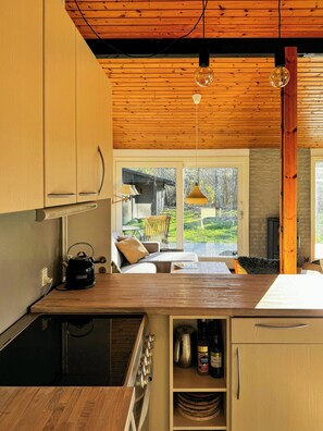Oven, dishwasher, coffee/tea maker - Charming family summerhouse near the beach (Højby)