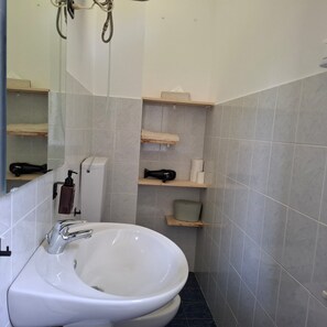 Dusche, Haartrockner, Bidet, Handtücher