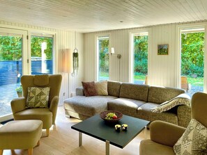 Een televisie en een open haard