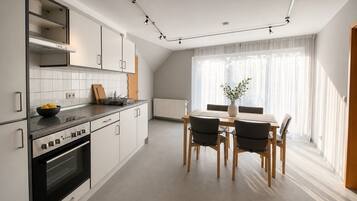 Frigorifero, microonde, forno, piano cottura