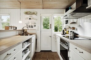 Oven, dishwasher, coffee/tea maker - Stay near nature and attractions on Helgenæs (Knebel)
