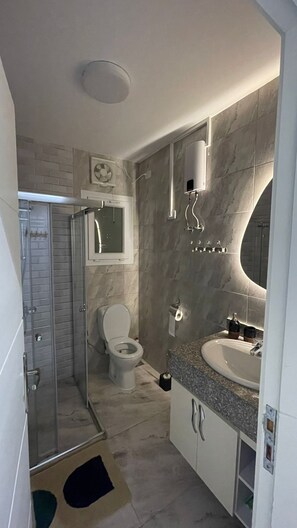 Shower, hair dryer, towels - Beachfront Luxury Apartment in Selena Bay 5 Pools, Private Beach and Kitesurfing (Hurghada 2)