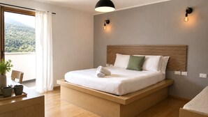 Une chambre moderne avec un lit surélevé en bois, une vue sur l’extérieur et une table de chevet agrémentée d’une plante.