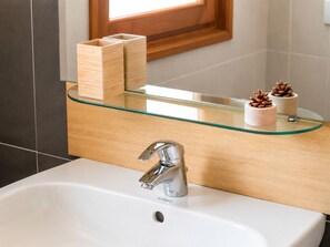 Superior-Doppelzimmer, Bergblick | Badezimmer | Dusche, Haartrockner, Seife, Shampoo