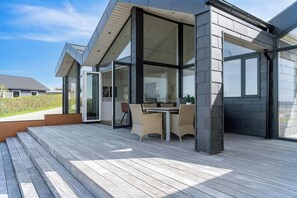 Outdoor dining - Newly built summer house with sea view in Lystrup (Allingåbro)