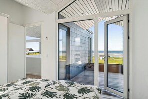 Free WiFi - Newly built summer house with sea view in Lystrup (Allingåbro)