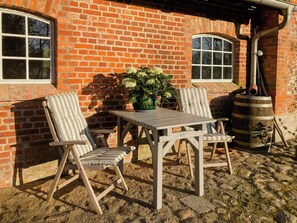 Outdoor dining - Two holiday apartments on the old dairy farm (Travenhorst)