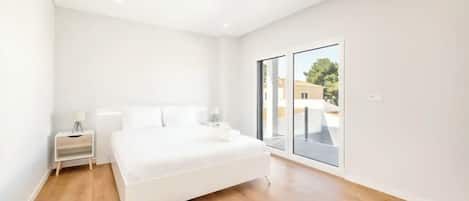 Iron/ironing board, internet, bed sheets