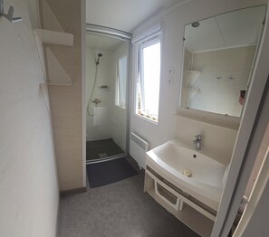 Shower, towels, soap, toilet paper - Mobil Home Camping Port-la-Nouvelle (Caretaker service included) (Port-la-Nouvelle)