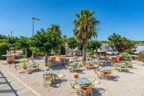 Outdoor dining - Mobil Home Camping Port-la-Nouvelle (Caretaker service included) (Port-la-Nouvelle)