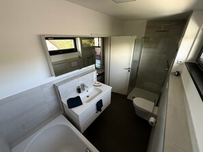 Hair dryer, towels, soap, toilet paper - Luxury townhouse with sauna, roof terrace & garden | 15 min to Augsburg | 8 guests (Biburg)