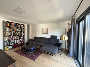 Living area - Luxury townhouse with sauna, roof terrace & garden | 15 min to Augsburg | 8 guests (Biburg)