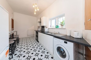 Fridge, microwave, oven, stovetop - Free Parking Sleeps 2 Central Location (Caversham)