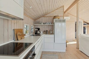 Oven, dishwasher, coffee/tea maker - Holiday home with lake view in Bisserup (Rude)