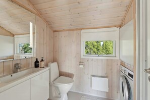 Shower - Holiday home with lake view in Bisserup (Rude)
