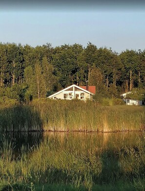 Property grounds - Holiday home with lake view in Bisserup (Rude)