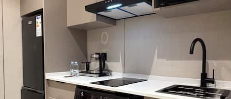Refrigerador, microondas, parrilla de estufa y utensilios de cocina