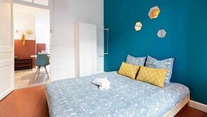 Une chambre à coucher avec un lit, un bureau et une chaise.