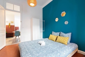 Ein Schlafzimmer mit einem Bett, einem Schreibtisch und einem Stuhl.