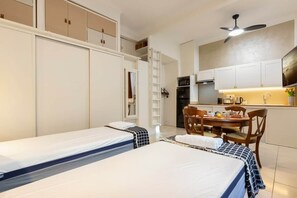 Fridge, microwave, oven, dishwasher - La plume de Paul (Nice)