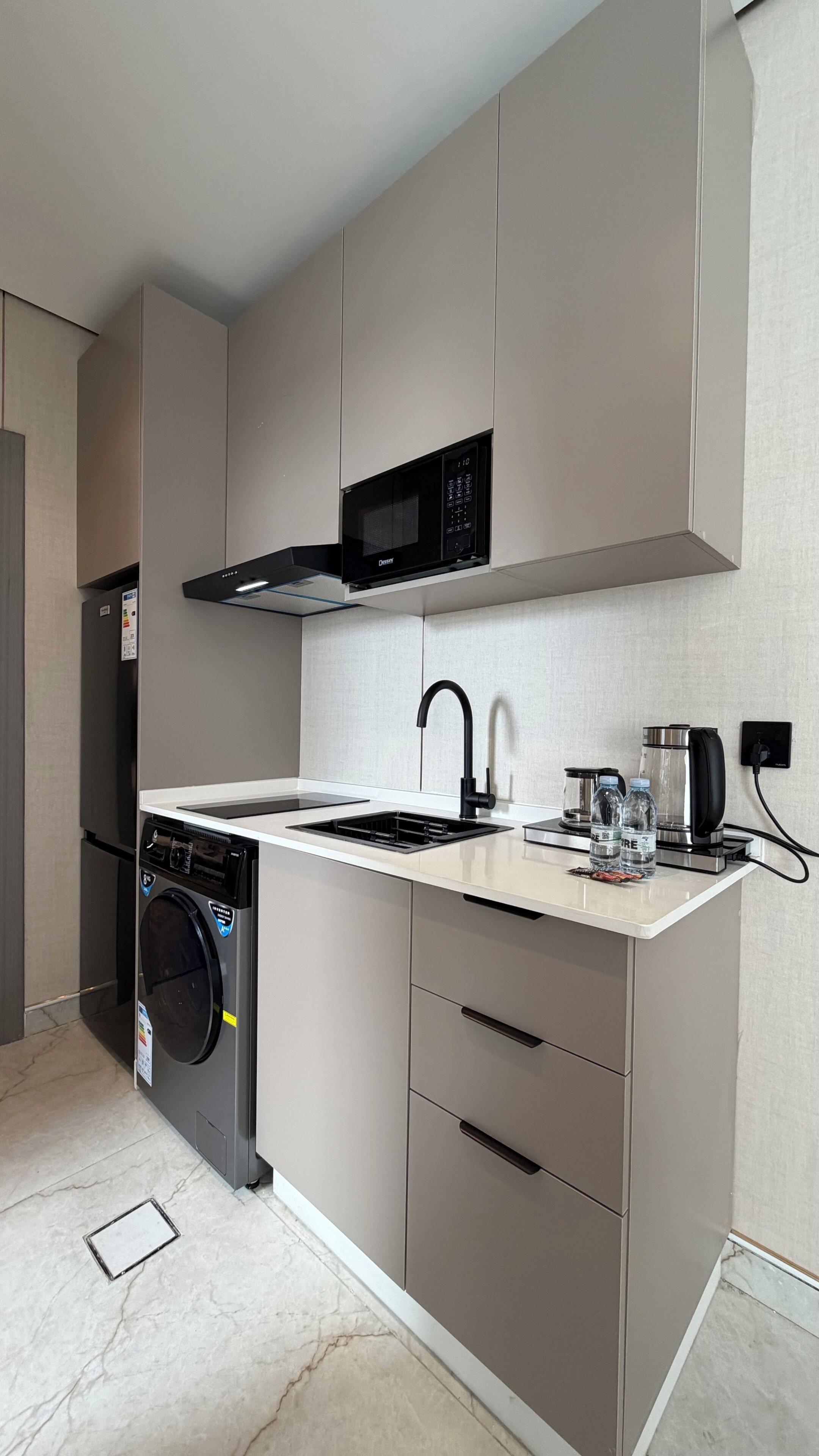 Refrigerador, microondas, placa de cocina, utensilios de cocina