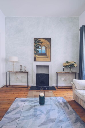 TV, offices - Fully Equipped 2-Bedroom ApartmentPerfect Short Stay in Gibraltar Town (Gibraltar)