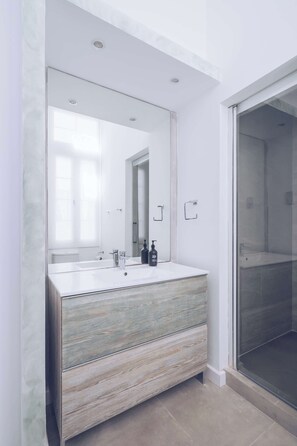 Shower, hair dryer, towels, shampoo - Fully Equipped 2-Bedroom ApartmentPerfect Short Stay in Gibraltar Town (Gibraltar)