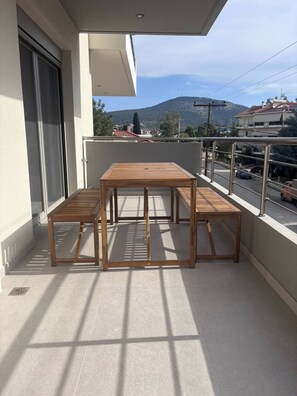Outdoor dining - Vasili's Mini Villa in Nafplio with shaded parking (Nafplion)