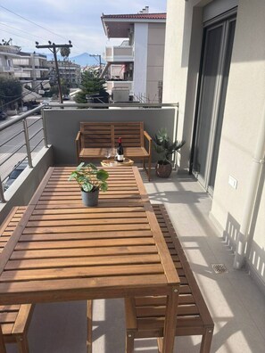 Outdoor dining - Vasili's Mini Villa in Nafplio with shaded parking (Nafplion)