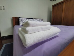 3 bedrooms, iron/ironing board, internet, bed sheets