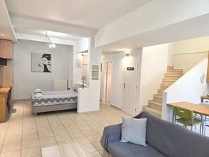 Smart TV - Spacious cosy studio w/100mbps Fiber@Home WiFi in very safe & quiet area! (ATHENS)