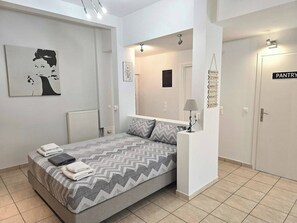 1 bedroom, free WiFi, bed sheets - Spacious cosy studio w/100mbps Fiber@Home WiFi in very safe & quiet area! (ATHENS)