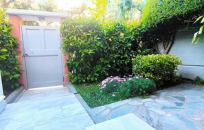 Property grounds - Spacious cosy studio w/100mbps Fiber@Home WiFi in very safe & quiet area! (ATHENS)