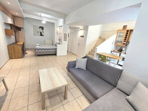 Smart TV - Spacious cosy studio w/100mbps Fiber@Home WiFi in very safe & quiet area! (ATHENS)