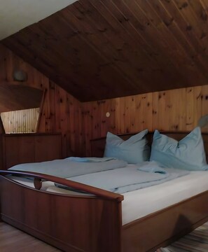 Room - Mountain Hut 'Chalet Adlerhorst Am Großglockner' with Mountain View, Private Terrace and Private Garden (Wolkersdorf)