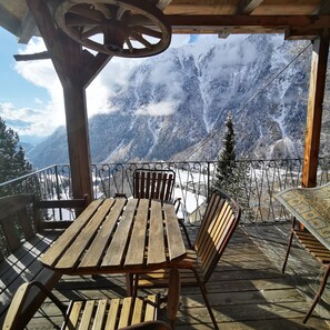 Outdoor dining - Mountain Hut 'Chalet Adlerhorst Am Großglockner' with Mountain View, Private Terrace and Private Garden (Wolkersdorf)