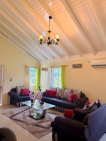 TV. Royal Palm Luxury Villa