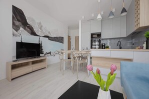 TV, offices - Family Apartment with 2 Bedrooms | Balcony (Warszawa)
