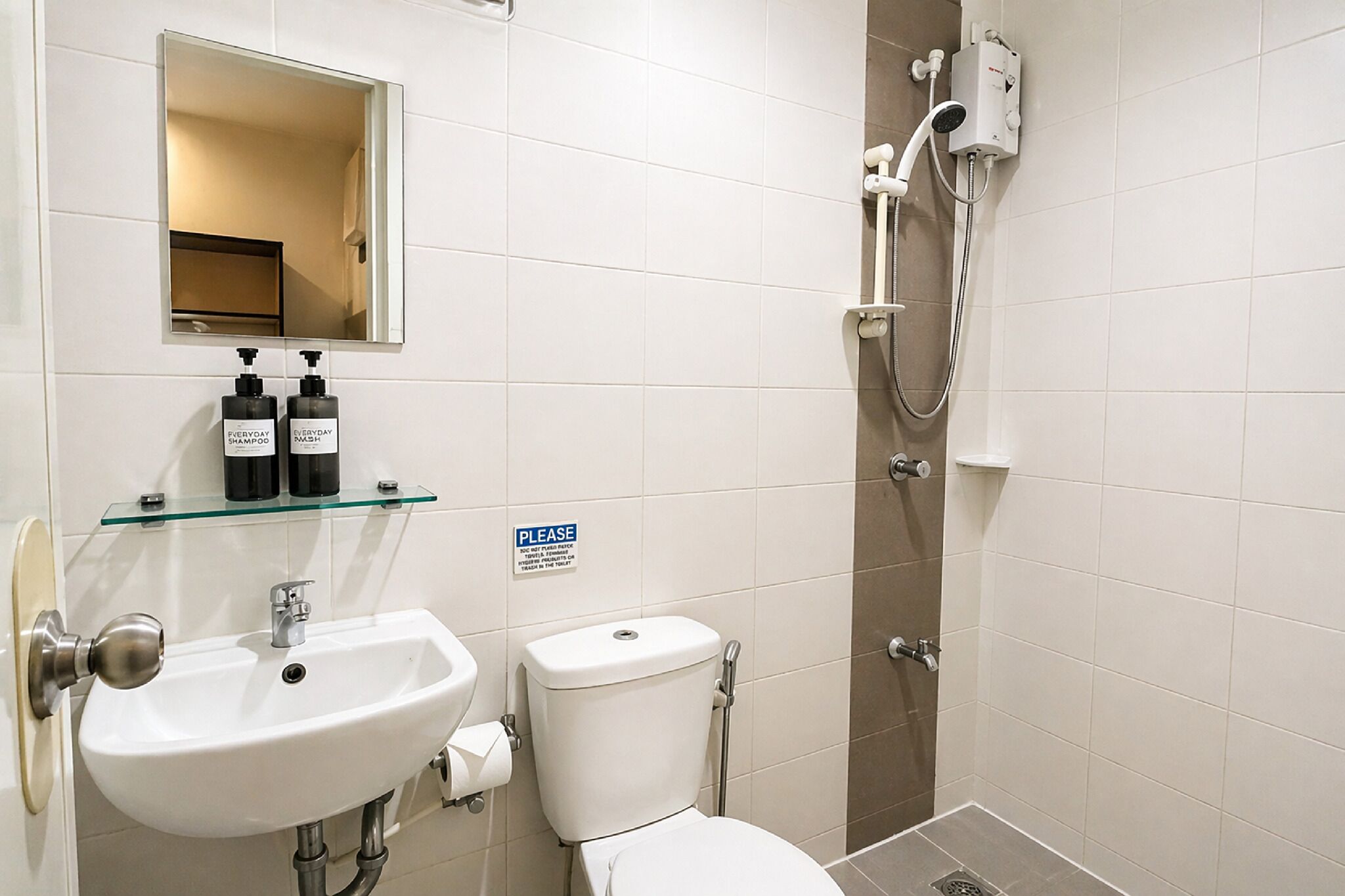 Quarto duplo standard | Banheiro | Chuveiro, toalhas de banho, sabonete, shampoo